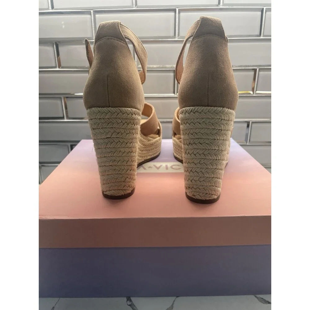 Lisa Vicky GEMI-V Cognac‎ Suede Espadrille Wedge Sandals Size 7.5 – New in Box